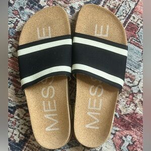 Handcrafted Message Black & White Mullen Classic Slide - EU 38/US7.5/8
